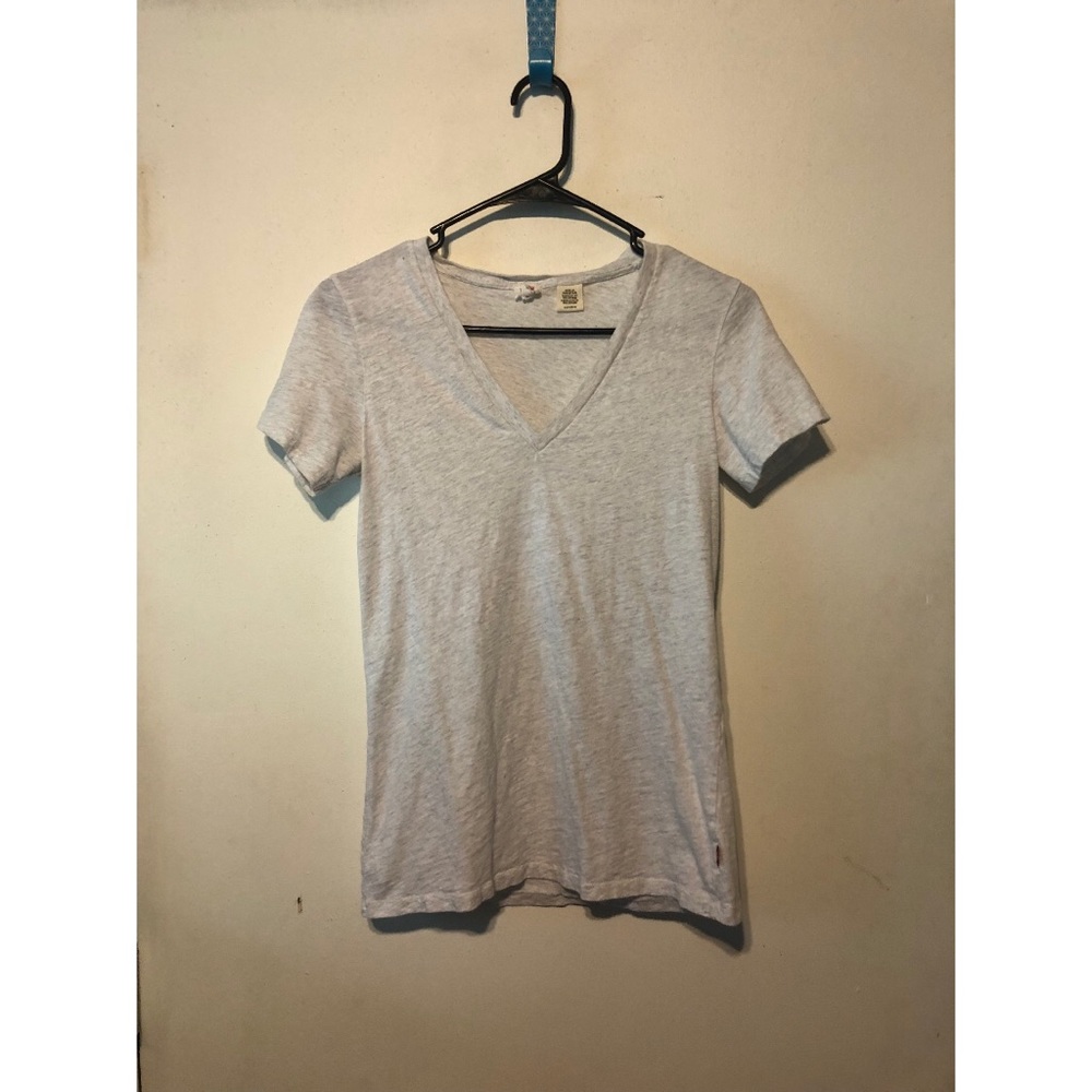 🍋 2/$15 Levi’s V Neck Shirt 🍋
